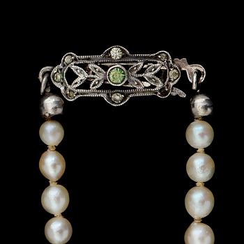 COLLIER, pärlor, lås av silver.