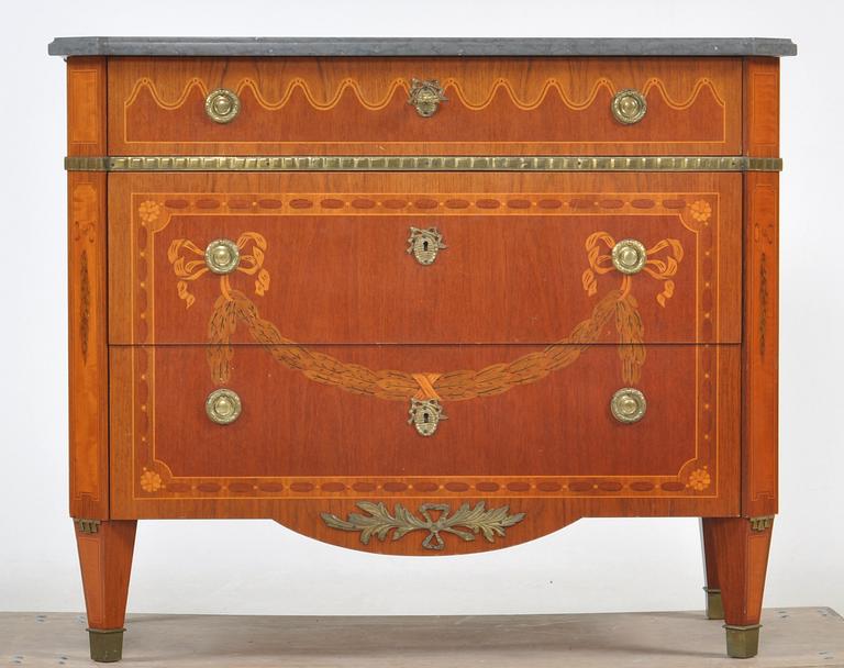 BYRÅ, gustaviansk stil, 1900-tal.