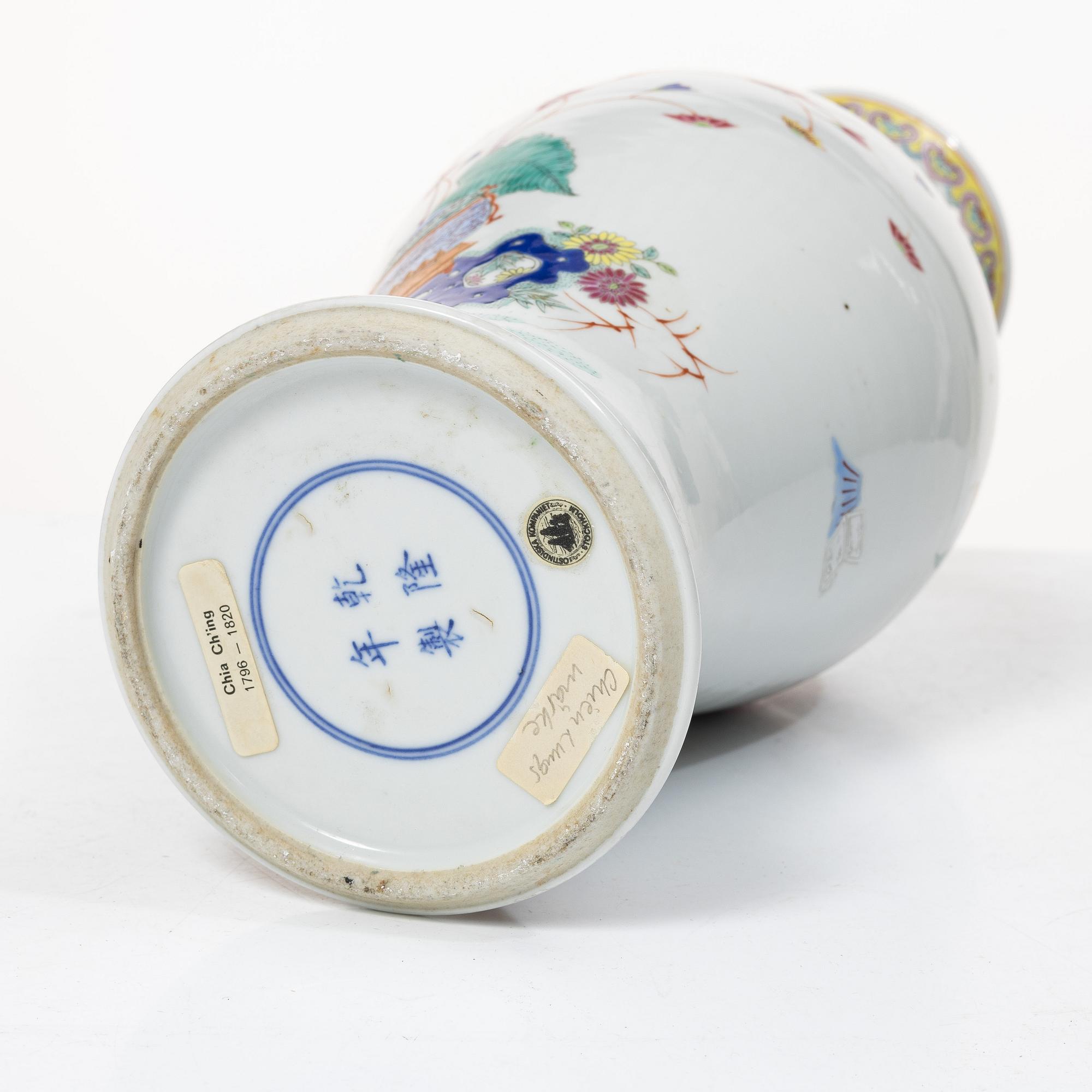 A slender famille rose 'flowers and antiques' vase, late Qing dynasty/early 20th century.