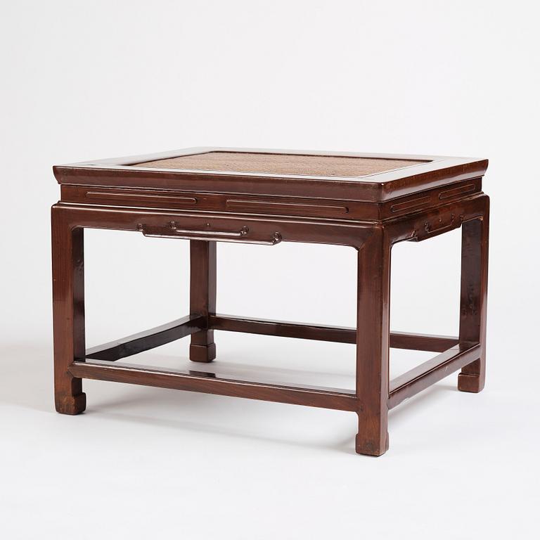 Bord, hardwood. Qingdynastin, 1800-tal.