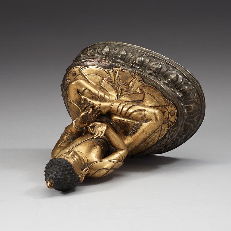 BUDDHA, förgylld och försilvrad kopparlegering, repoussé. Sakyamuni Buddha, Tibet/Nepal, 1700-tal.