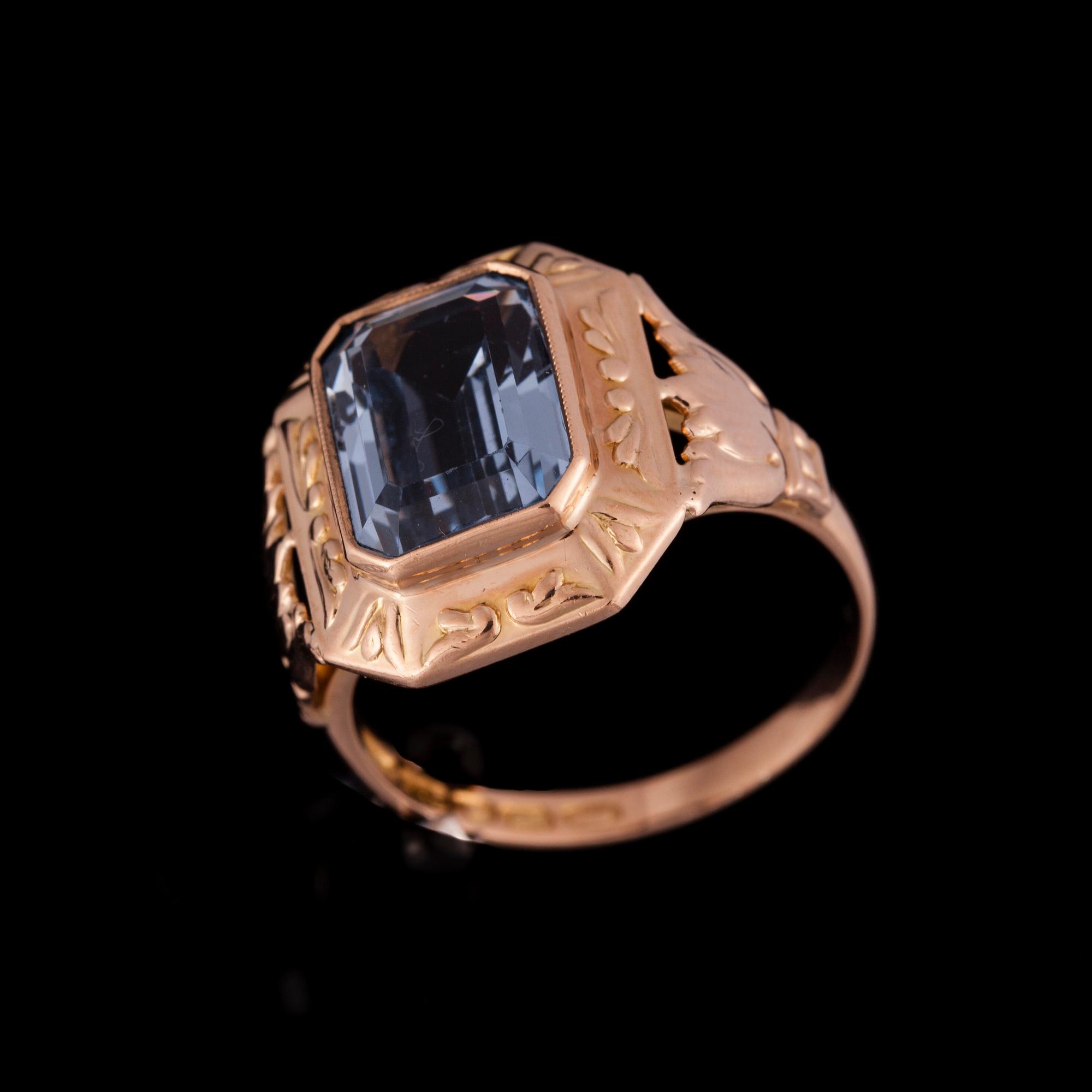 RING, 14K guld, syntetisk spinell. Vikt ca 5,0 g.