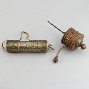 Bönerulle, samt metallobjekt med bönerullar, koppar och mässing. Tibet, 1800-tal.