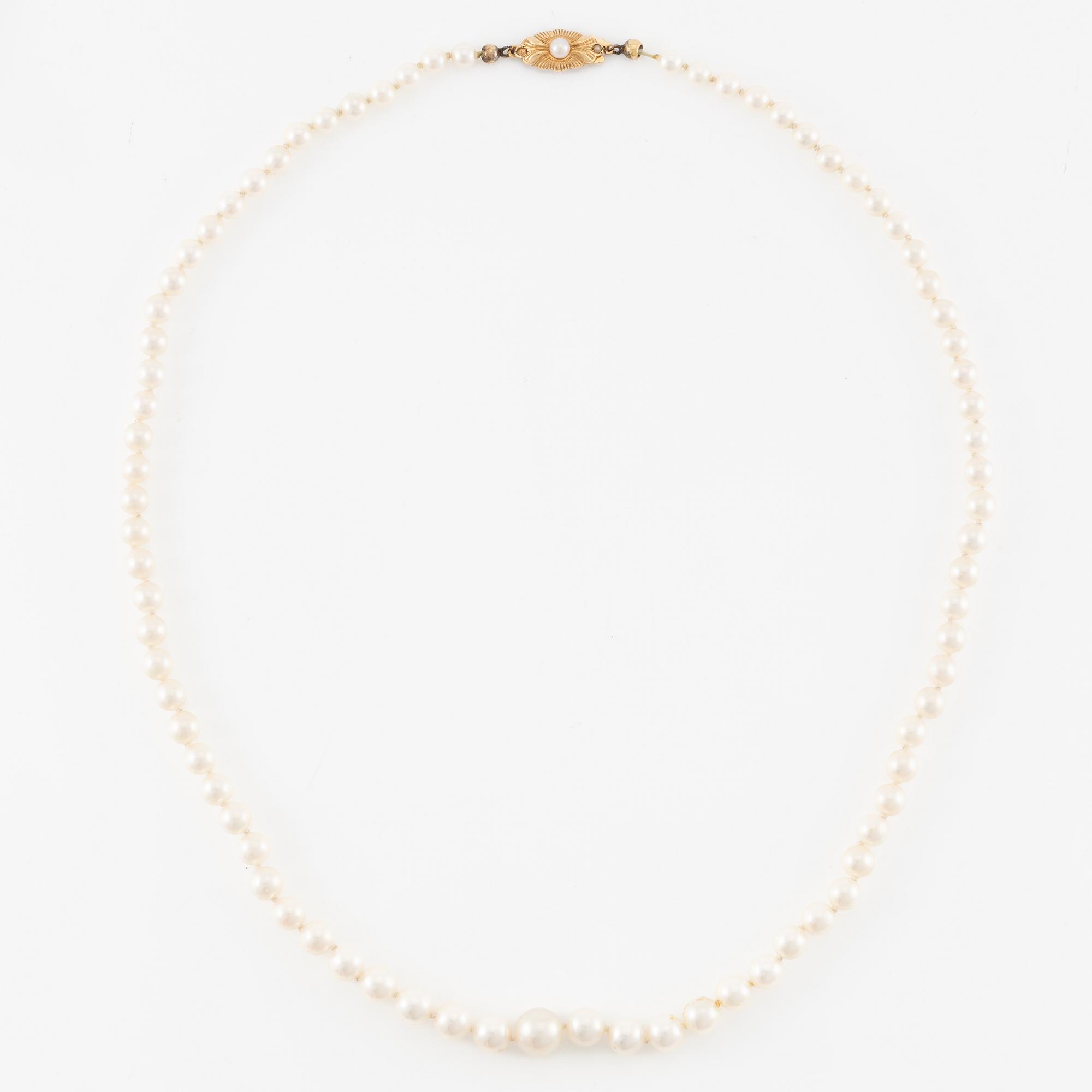 Necklace with graduated cultured pearls, clasp 18K gold.