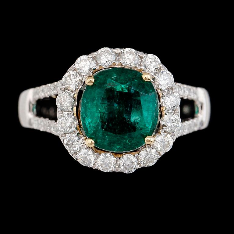 RING, 18K guld/vitguld, smaragd ca 2.36 ct. samt diamanter tot ca 0.62 ct.