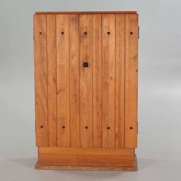 A 1930s "Lovö" cabinet by Axel Einar Hjorth for Nordiska Kompaniet.