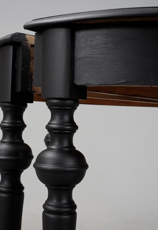 MÅNBORD / KONSOLBORD, ett par, 1800-tal.