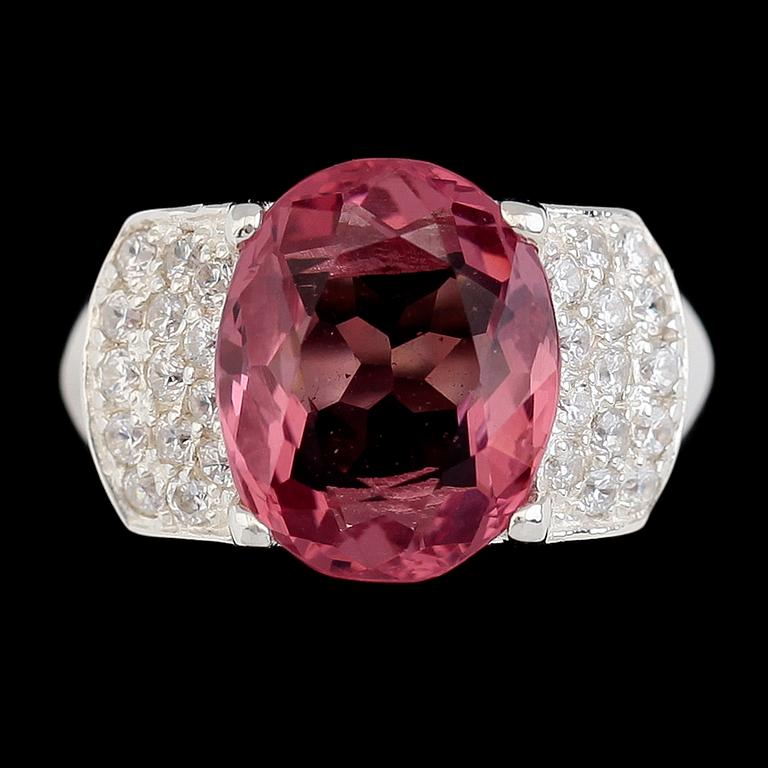 RING, vitguldspläterat sterlingsilver, lila/rosa morganit ca 5.45 ct, vita safirer tot ca 0.28 ct.