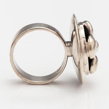 Saara Hopea, A silver ring. Ossian Hopea, Porvoo 1962.