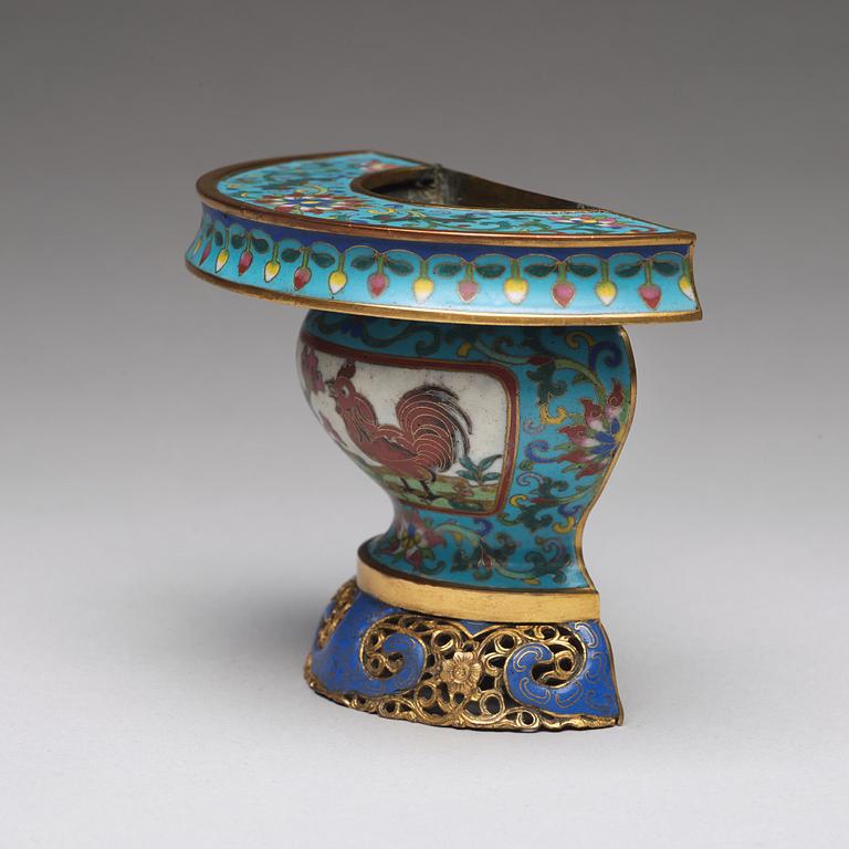 A cloisonné wall vase, late Qing dynasty.