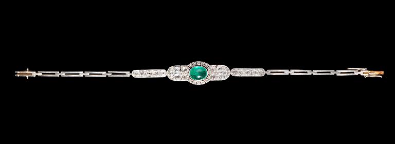 ARMBAND, cabochonslipad smaragd med gammalslipade diamanter, tot. ca 2 ct.