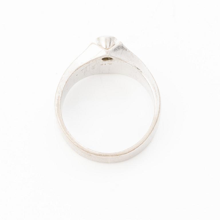 Ring by Juhani Linnovaara, 18K white gold with brilliant-cut diamond. Lapponia 1973.