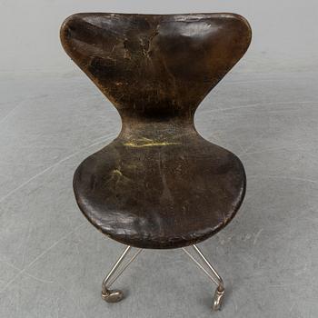 A 'Serie 7' office chair by Arne Jacobsen for Fritz Hansen. Designed 1955.
