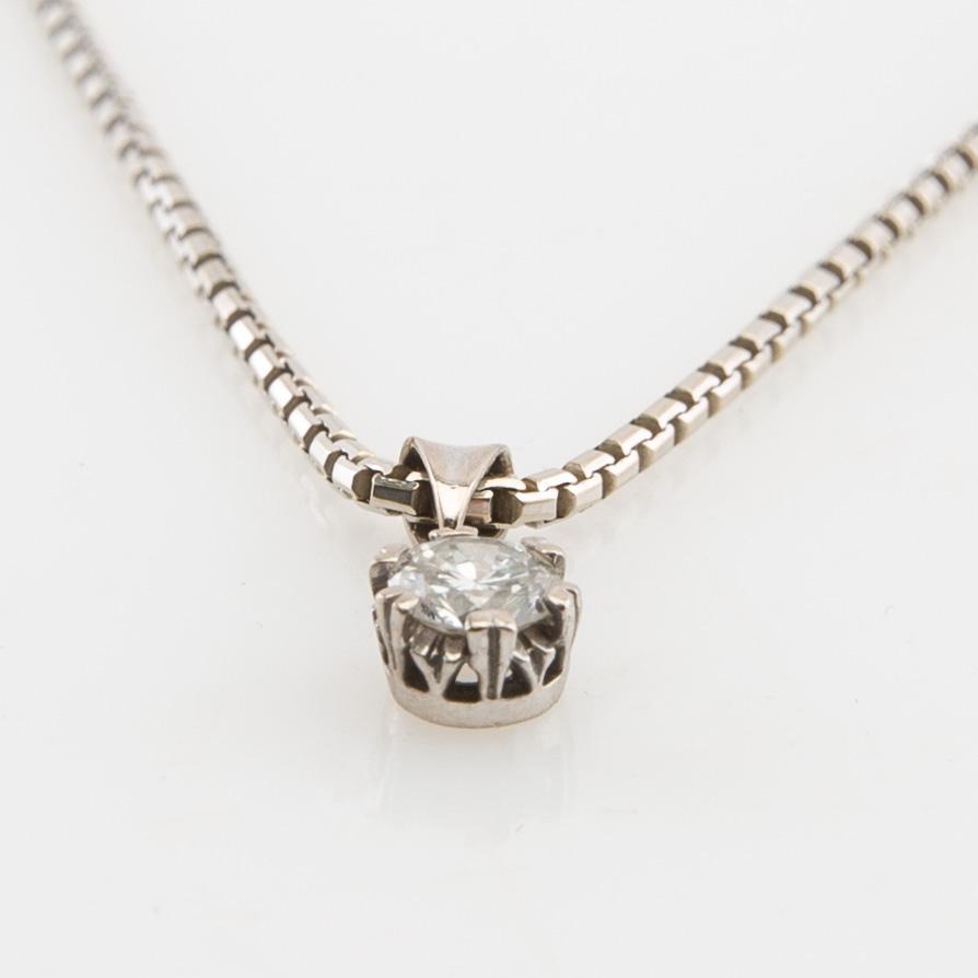 Halsband 18K vitguld med en rund briljantslipad diamant.