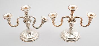 KANDELABRAR, 1 par, silver, rokokostil, 1900-tal.