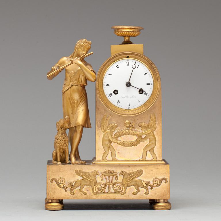 BORDSPENDYL, empire. 1800-talets första hälft. Coeur Père á Paris.