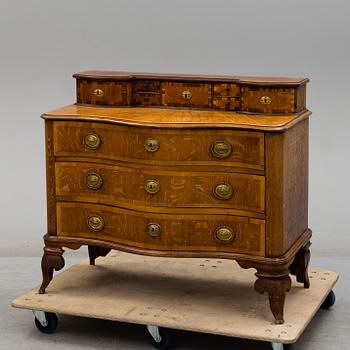 A first half of the 18th Century Baroque chest of drawers.