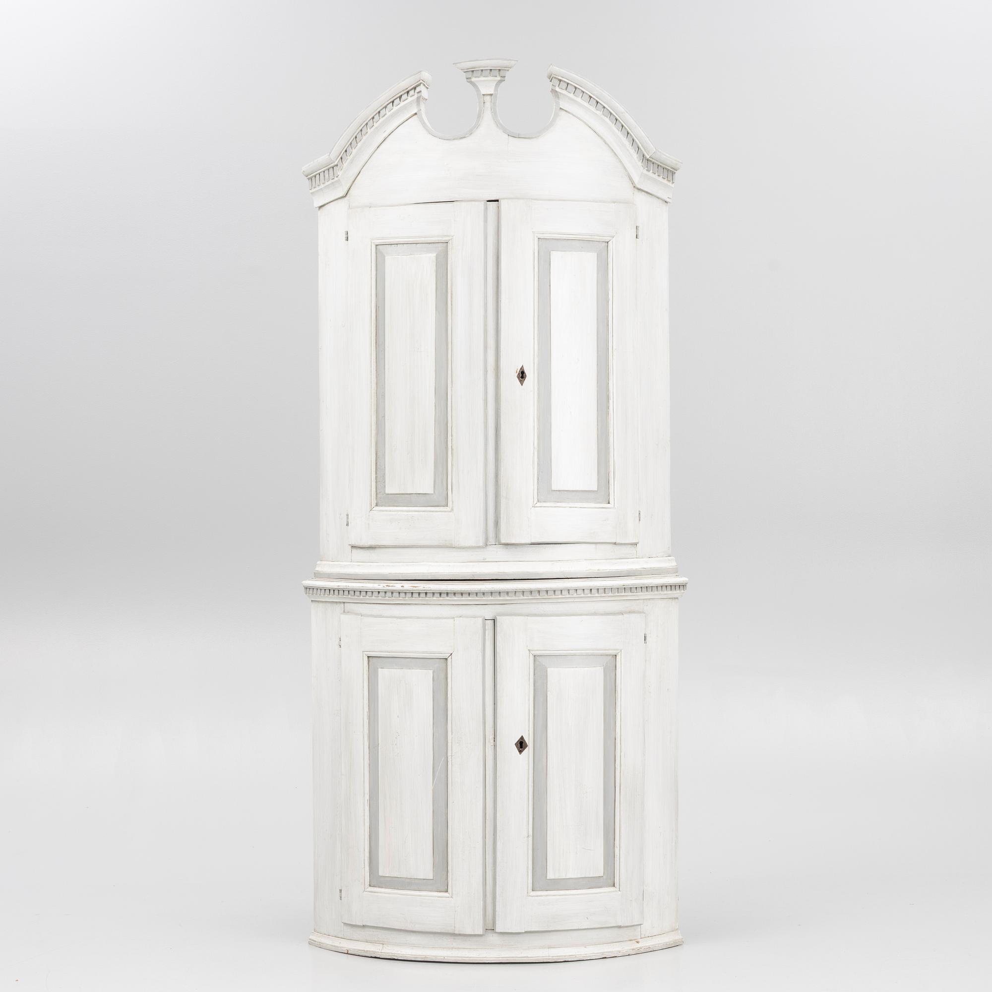 Corner cabinet, 18th century.