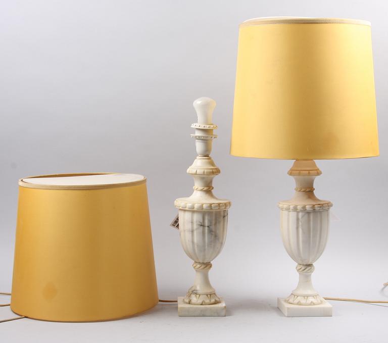 BORDSARMATURER, ett par, alabaster.
