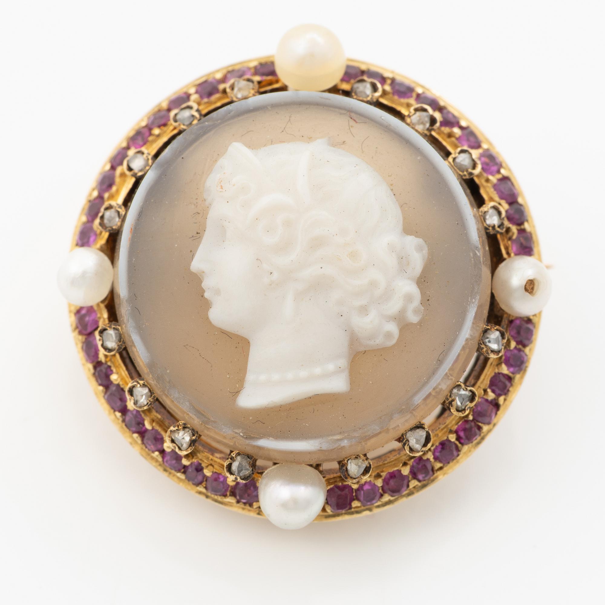 18K gold brooch with intaglio cameo, rubies, pearls and rose-cut diamonds.