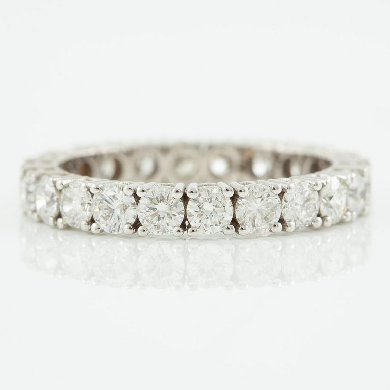 Ring full eternity 18K gold with round brilliant-cut diamonds.