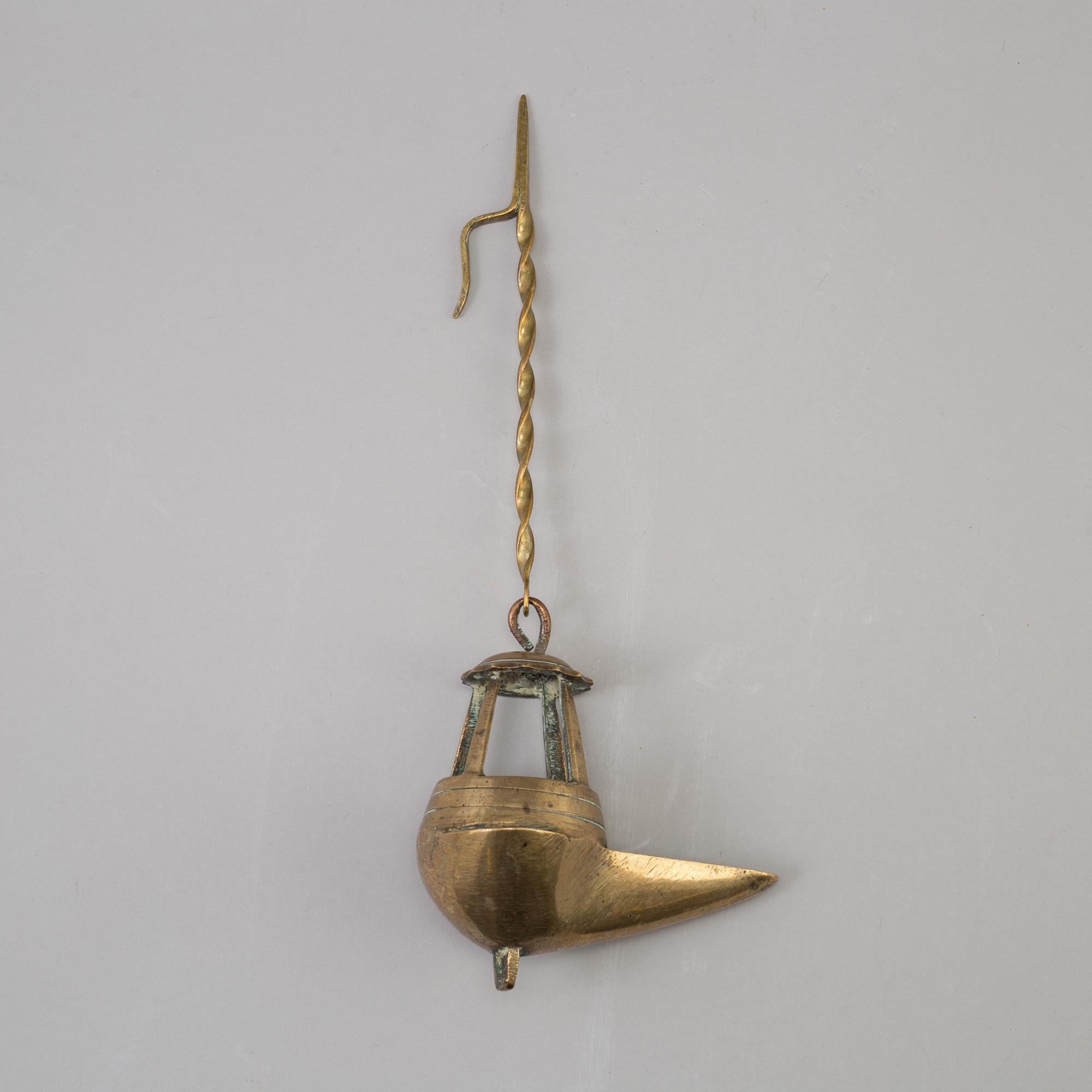 AN 18TH CENTURY BRONZE OIL LAMP.