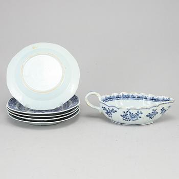 A set of five blue and white dessert dishes and a sauce boat, Qing dynasty, Qianlong (1736-95).