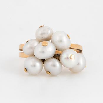 18K gold ring with pearls.