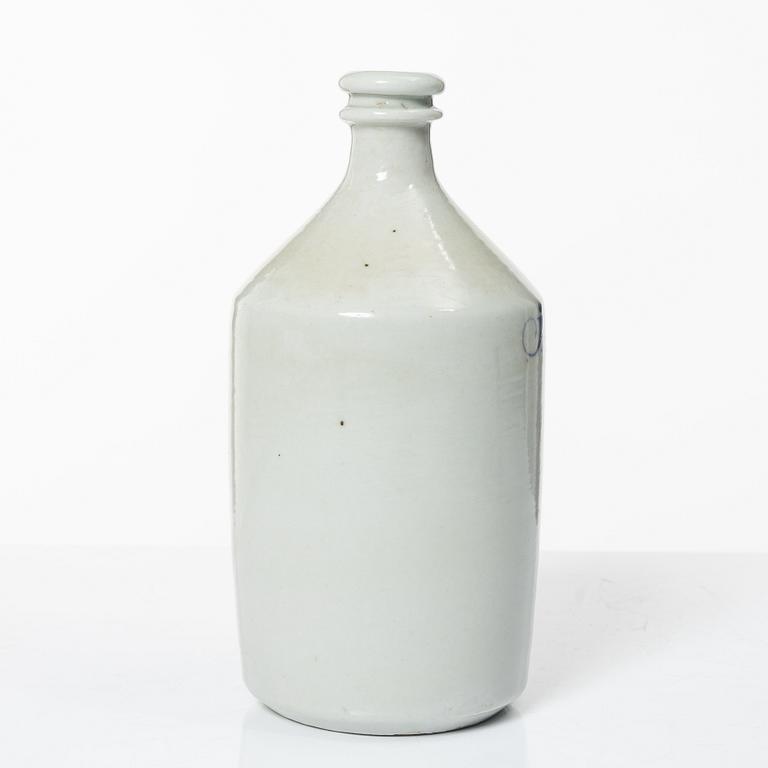 Sju assietter, litet fat samt flaska, porslin, Japan, 1800-/1900-tal.