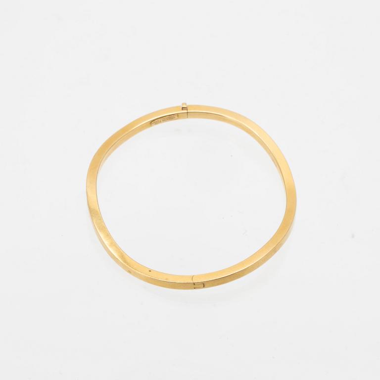 An 18K gold bracelet.