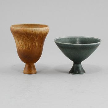 SKÅLAR PÅ FOT, 2 st, stengods, Gunnar Nylund, Rörstrand, 1900-talets andra hälft.