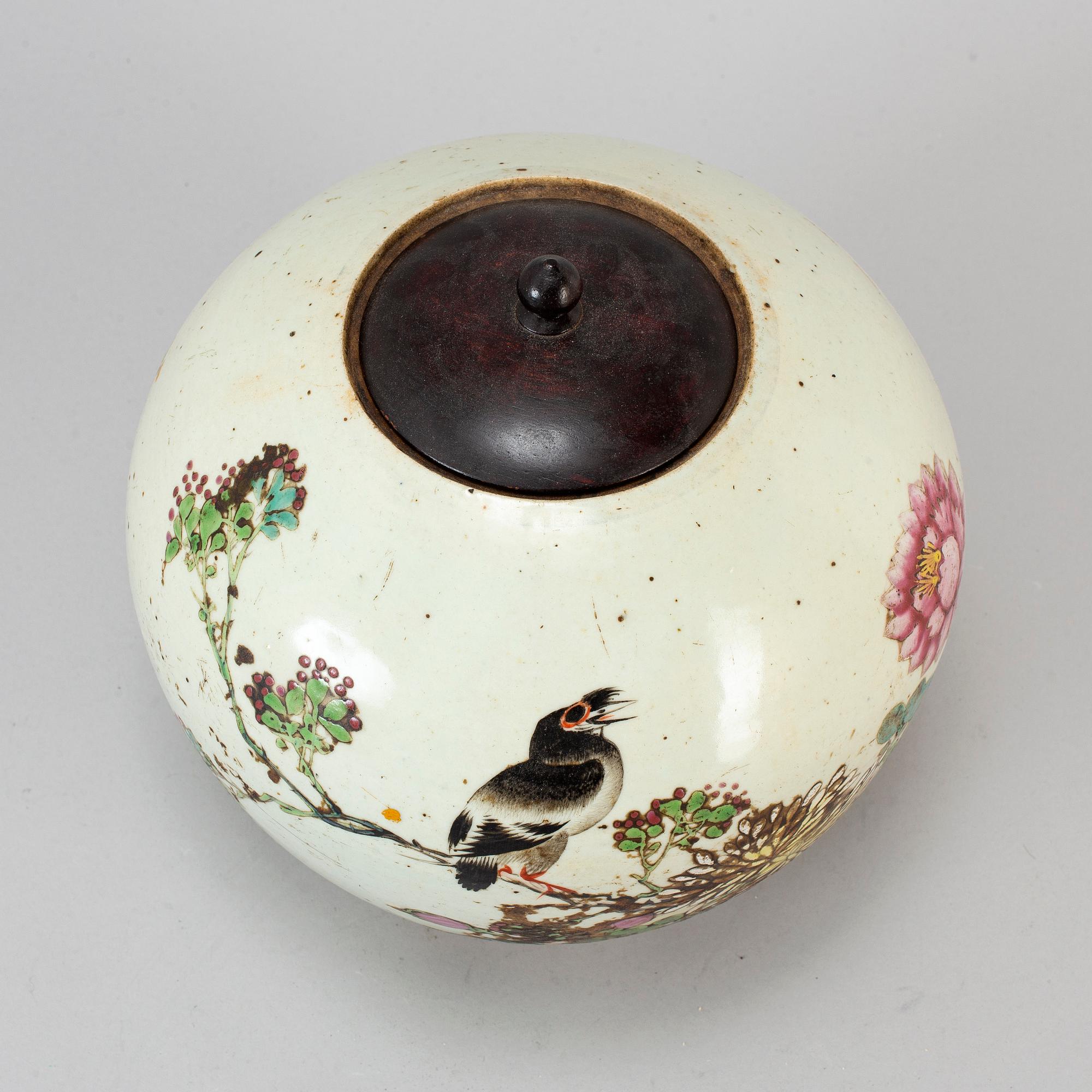 A famille rose porcelain jar, Qing dynasty, 19th century.