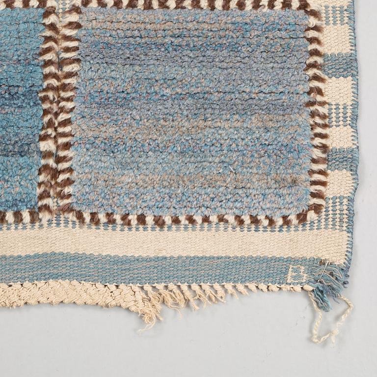 CARPET. "Gyllenrutan blå". Knotted pile in relief. 140 x 94 cm. Signed AB MMF BN.