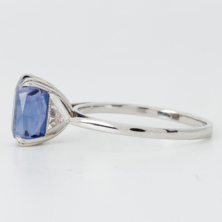 RING, platina, med fasettslipad violettblå safir och triangelslipade diamanter, medföljande certifikat.
