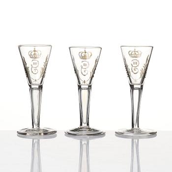Plunta samt sex stycken spetsglas med Gustav IIIs monogram, Sverige, 1700-tal.