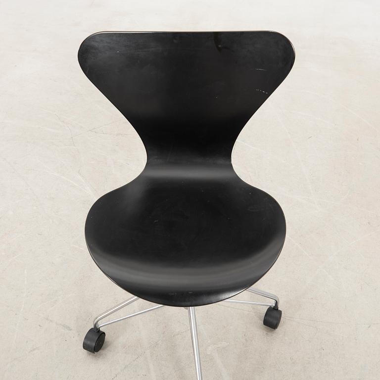 Arne Jacobsen, desk chair "Seven", Fritz Hansen Denmark 1995.