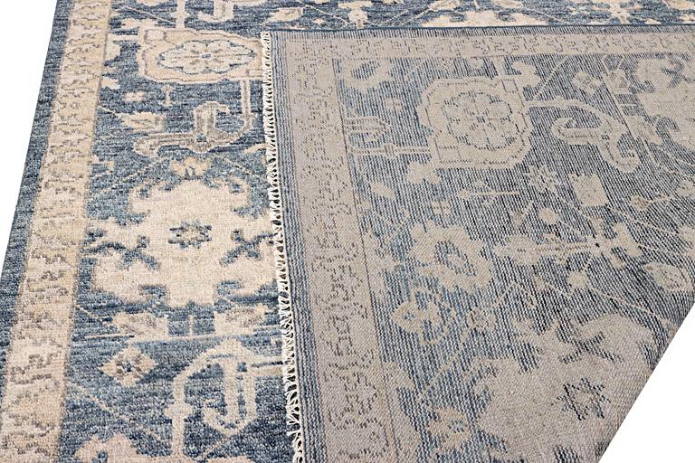 Matta, med sk. Mamlukdesign, ca 307 x 253 cm.