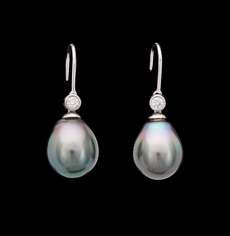 A pair of cultured Tahiti pearl and diamond earrings, app. 12,5 mm.
