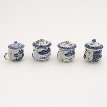 Cremekoppar med lock, nio stycken, porslin, Kina, Qingdynastin, Qianlong (1736-95).