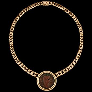 1377. COLLIER, ankarlänk i guld samt infattat antikt mynt.