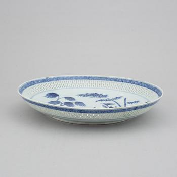 A blue and white dish, Qing dynasty, Qianlong (1736-95).