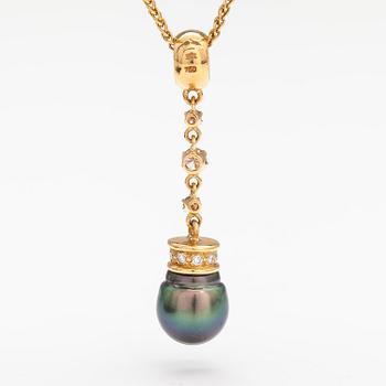 A 14K and 18K gold necklace with a tahiti pearl and diamonds ca. 0.72 ct in total. Ofelia jewelry, Helsinki.