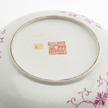 Skålfat ett par snarlika  Qing-dynastin  omkring 1900 Qianlongs märke porslin.