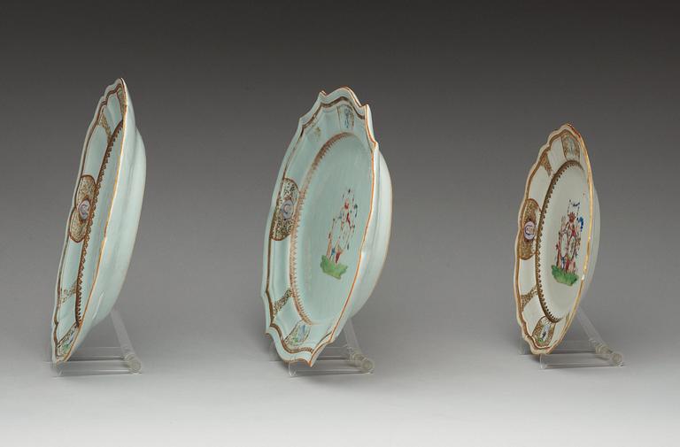 Two armorial dinner plates and four serving dishes, Qing dynasty, Qianlong (1736-95).