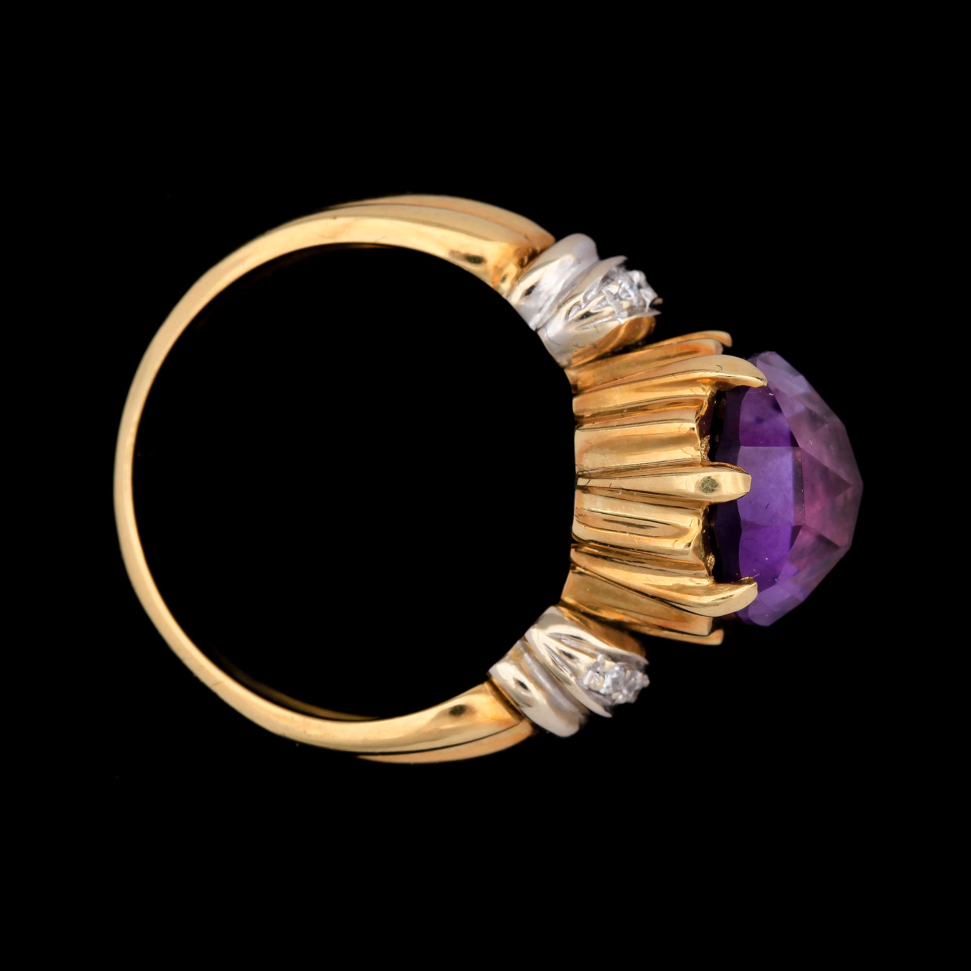 RING, 18k guld med ametist och små briljantslipade diamanter. Vikt 7,9g.