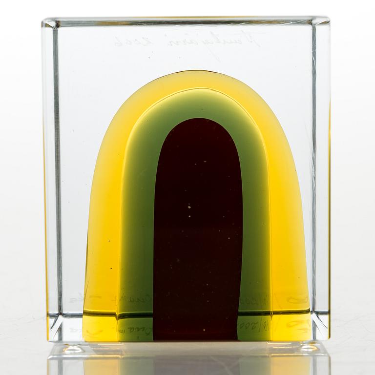 OIVA TOIKKA, AN ANNUAL CUBE, glass, signed Oiva Toikka Nuutajärvi 2006, numbered 570/2000.