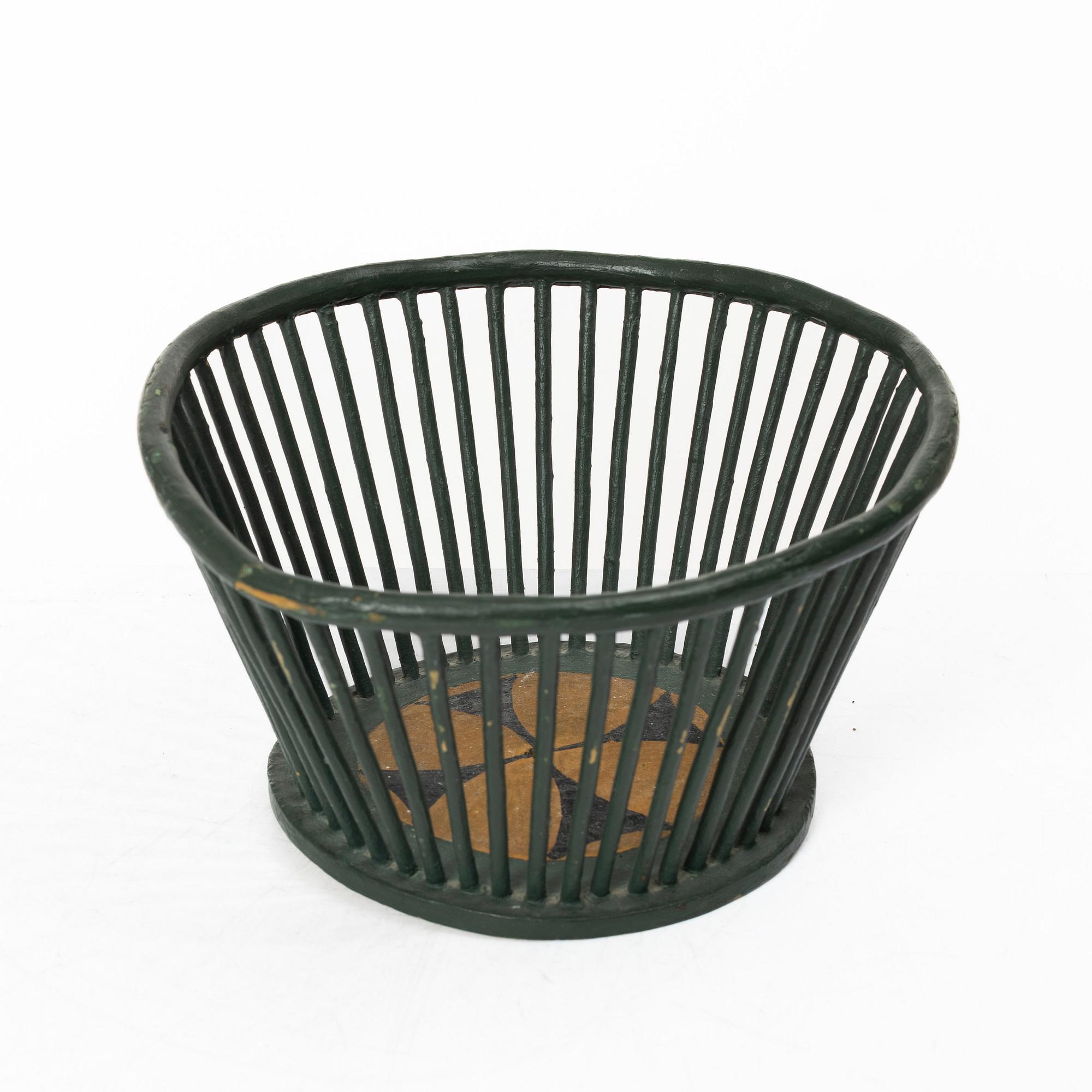 Pine basket, 19th century.