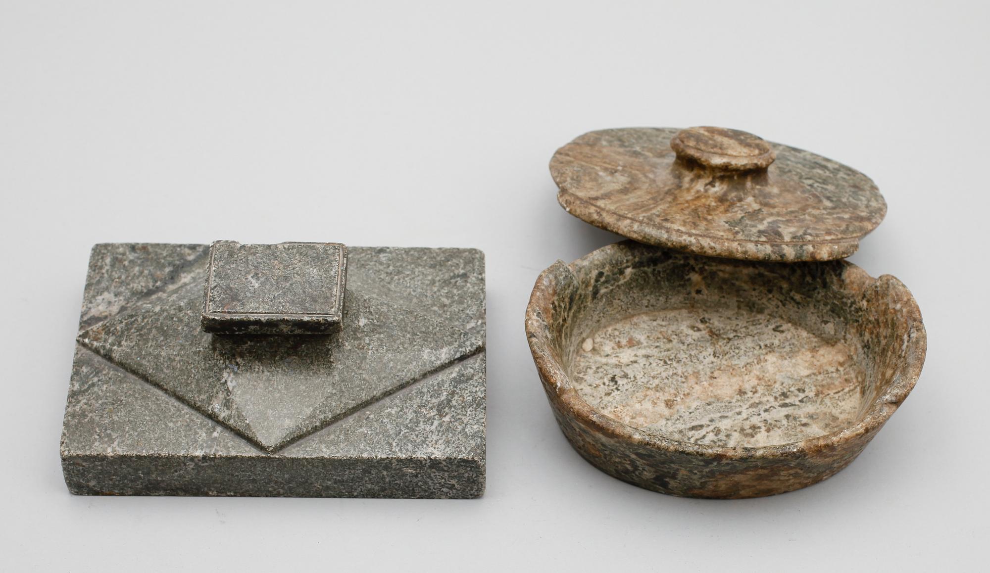 SMÖRASK OCH BREVPRESS, kolmårdsmarmor, 1800-tal.