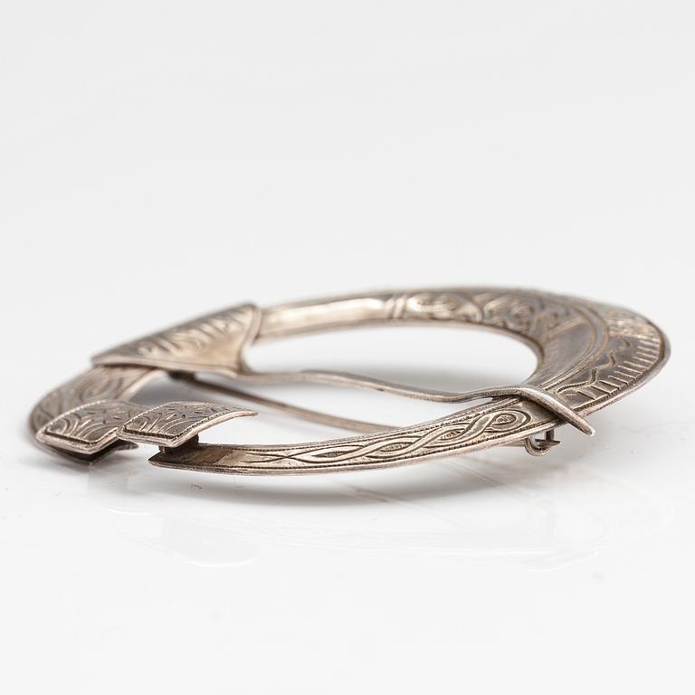 SPÄNNE TILL FORNKARELSK DRÄKT, silver. Kalevala koru, Helsingfors 1961.