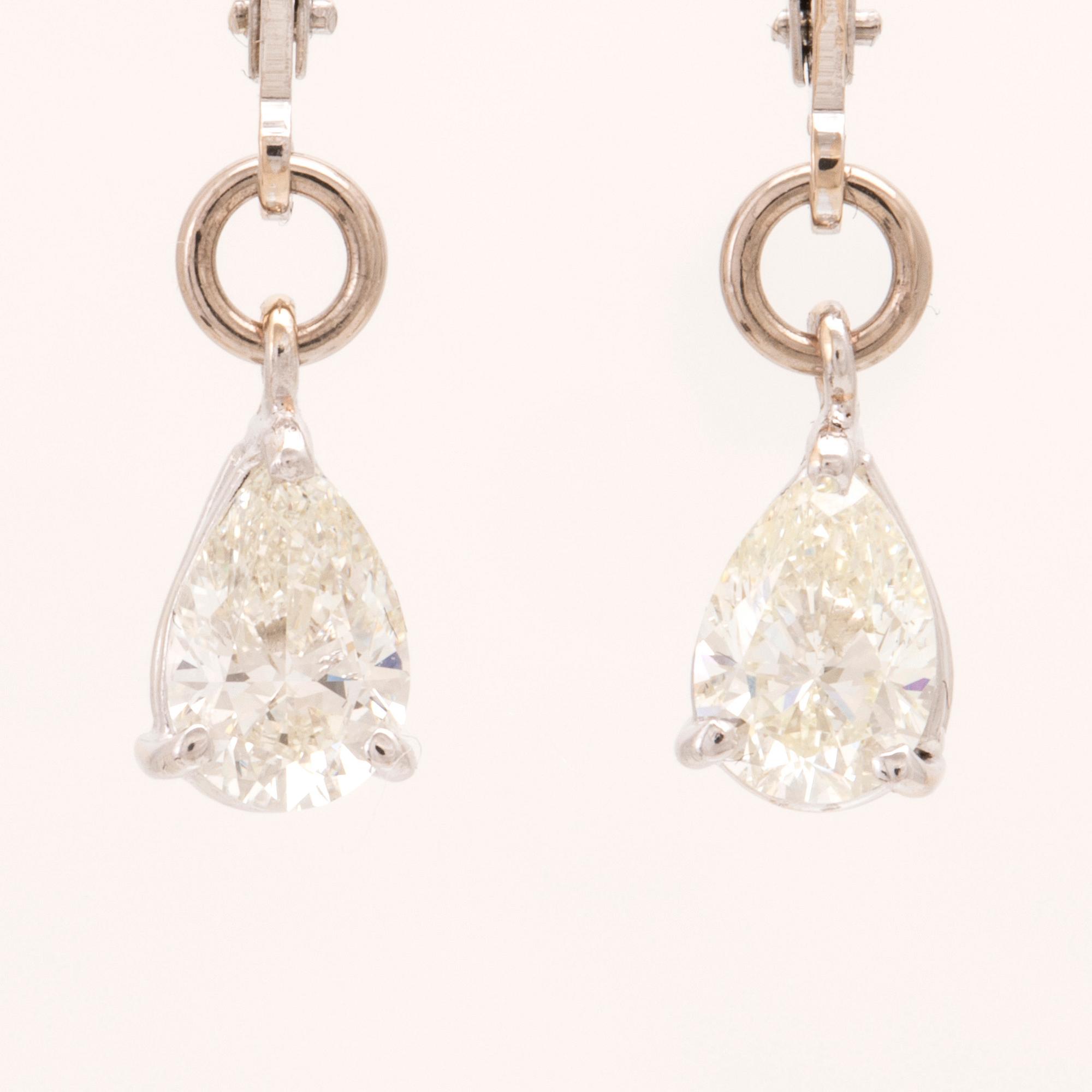 Örhängen 18K vitguld och päronslipade diamanter.